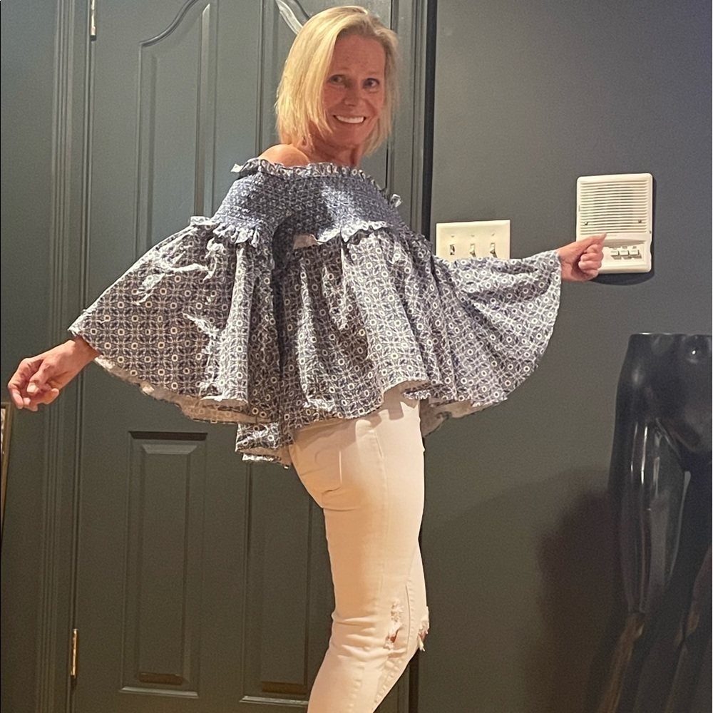 Petersyn NWT fun blue and white top